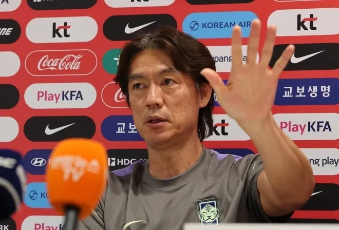홍명보 대한민국 축구국가대표팀 감독이 25일(현지시간) 멕시코 과달라하라 인근 대한민국 축구대표팀의 베이스캠프 훈련장인 사포판 치바스 바예 베르데에서 훈련에 앞서 인터뷰를 하고 있다. 2026.6.26 뉴스1