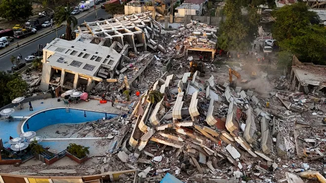 지난 29일(현지시간) 베네수엘라 라과이라주 카라바예다에서 지진으로 파괴된 건물들을 항공 촬영한 사진. AP 연합뉴스