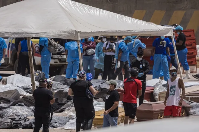 지난 29일(현지시간) 베네수엘라 라과이라에서 지진으로 숨진 사망자들을 수습하고 있다. AFP 연합뉴스