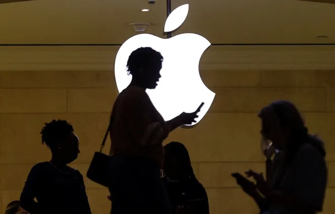 2023년 4월 14일 미국 뉴욕 그랜드센트럴터미널의 애플스토어 앞에서 한 여성이 아이폰을 사용하고 있다. 최근 인도 타타 일렉트로닉스에서 유출된 자료에는 출시 전 아이폰18 프로의 부품 공급망과 내부 시험 사진 등이 포함된 것으로 전해졌다. 로이터 연합뉴스