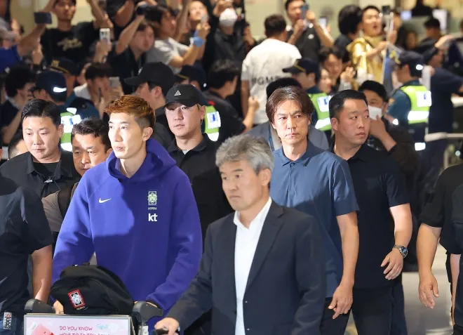 홍명보 전 감독이 바라보는 곳은?