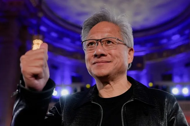 2025년 7월 23일 미국 워싱턴DC에서 열린 ‘AI 경쟁에서 승리하기’ 정상회의에서 젠슨 황 엔비디아 최고경영자가 도널드 트럼프 대통령의 연설을 들으며 엄지를 들어 보이고 있다. 로이터 연합뉴스