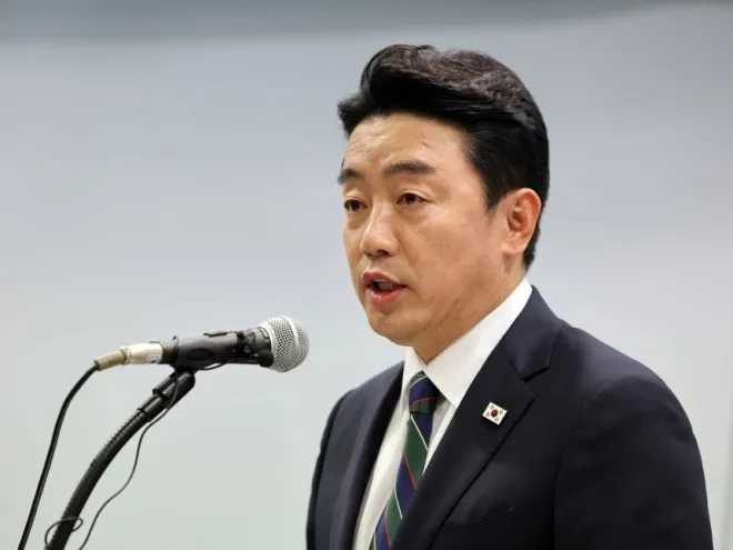 강훈식 대통령 비서실장이 15일 오후 서울 마포구 연세대학교 김대중도서관에서 열린 ‘6·15남북정상회담 26주년 기념식 및 특별강연’에서 이재명 대통령의 축사를 대독 하고 있다. 뉴스1