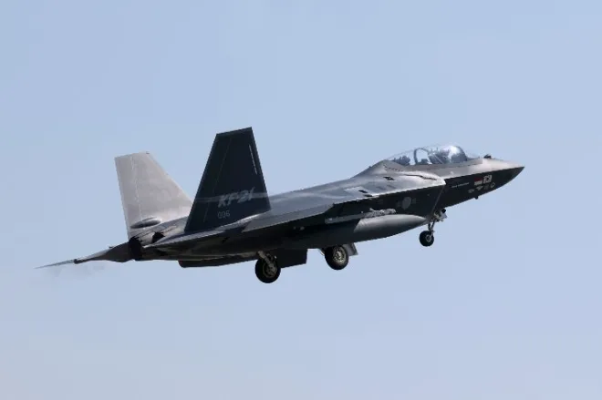 2026년 5월 13일 경남 사천시 공군3훈련비행단에서 국산 초음속 전투기 KF-21 시제기가 힘차게 이륙하고 있다. 연합뉴스
