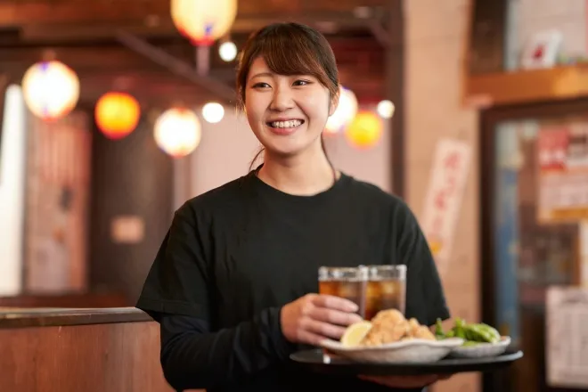 일본의 한 이자카야에서 직원이 손님에게 음식을 제공하고 있다. 일본은 2040년 외국인 노동자 약 674만명이 필요할 것으로 전망될 만큼 서비스업과 산업 현장의 인력난이 심각하다. 자료사진. 123RF