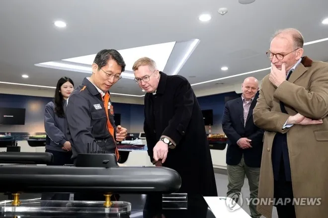 한화오션 거제사업장을 방문한 콜린 크룩스 주한 영국 대사(가운데)가 정승균 한화오션 특수선해외사업단장으로부터 CPSP 사업에 제안한 장보고-III 배치-II 잠수함 모형에 대한 설명을 듣고 있다. 2026.2.27 한화오션 제공