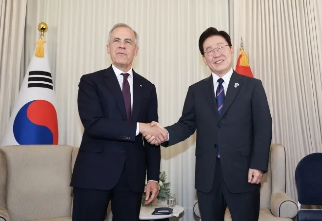 2026년 6월 16일(현지시간) 이재명 대통령과 마크 카니 캐나다 총리가 프랑스 에비앙레뱅 주요 7개국(G7) 정상회의장에서 양자회담에 앞서 악수하고 있다. 연합뉴스