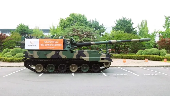 지난 3일 경남 창원 한화에어로스페이스 사업장에 폴란드 2차 실행계약 첫 출하 대상인 K9PL 자주포가 전시돼 있다. K9PL은 폴란드군 지휘·통신체계를 반영한 맞춤형 모델이다. 한화에어로스페이스 제공