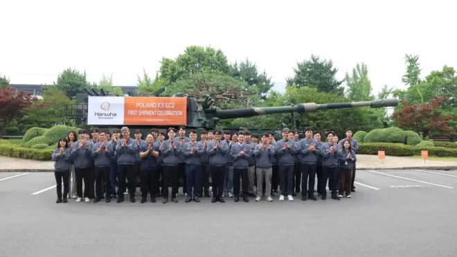 지난 3일 경남 창원 한화에어로스페이스 사업장에서 폴란드 K9 2차 실행계약 첫 출하를 기념해 임직원들이 K9PL 자주포 앞에서 기념촬영을 하고 있다. 한화에어로스페이스 제공