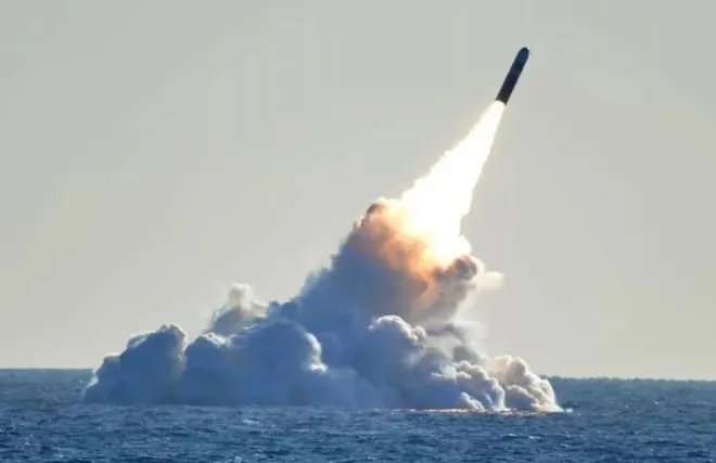 중국의 잠수함발사전략미사일(SLBM) 시험 발사 장면 자료사진
