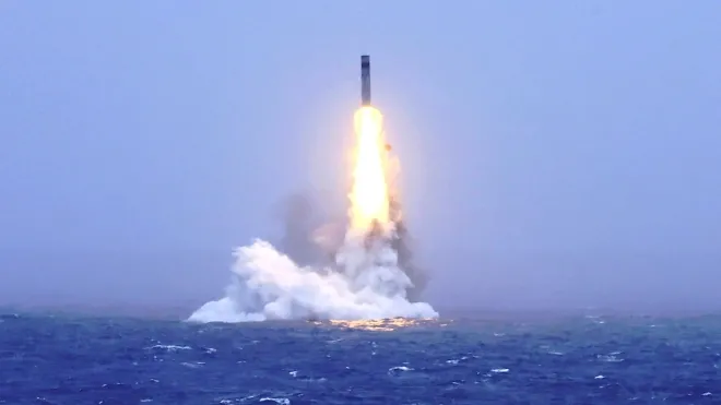 중국 인민해방군 해군이 지난 6일 전략핵잠수함에서 태평양을 향해 잠수함발사탄도미사일(SLBM)을 시험 발사하고 있다. 중국 인민해방군 해군 제공