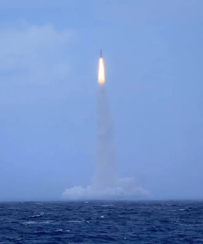 중국 인민해방군 해군이 지난 6일 전략핵잠수함에서 태평양을 향해 잠수함발사탄도미사일(SLBM)을 시험 발사하고 있다. 중국군은 미사일 기종과 구체적인 발사 지점은 공개하지 않았다. 중국 인민해방군 해군 제공