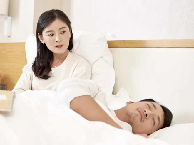 침대에서 잠든 연인 곁에 앉아 생각에 잠긴 여성. 기사 내용과 직접 관련 없는 자료사진. 123RF