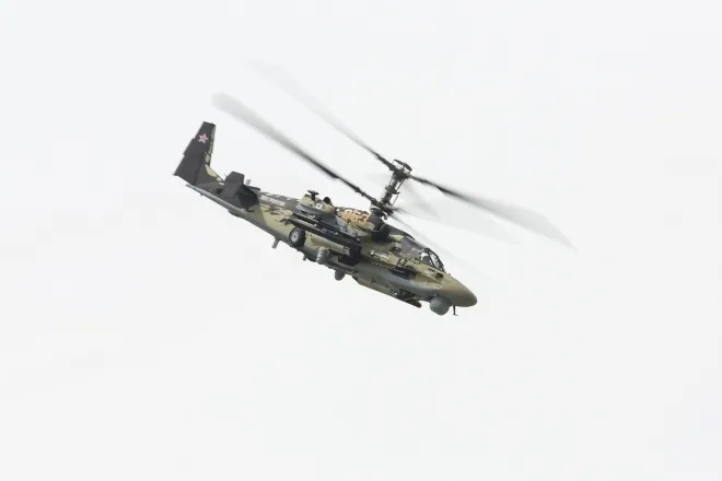 러시아의 Ka-52 공격 헬리콥터가 2013년 6월 18일 국제 에어쇼에서 시범 비행을 선보이고 있다. 게티이미지 멀티비츠