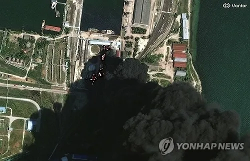 우크라이나 공격에 화재 발생한 크림반도 에너지시설. 로이터 연합뉴스