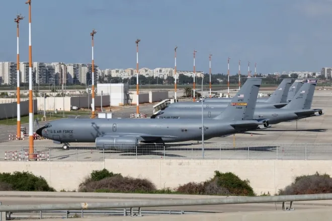 2026년 2월 25일 이스라엘 텔아비브 인근 벤 구리온 공항 활주로에 미 공군 공중급유기가 주기되어 있는 모습. AFP 연합뉴스