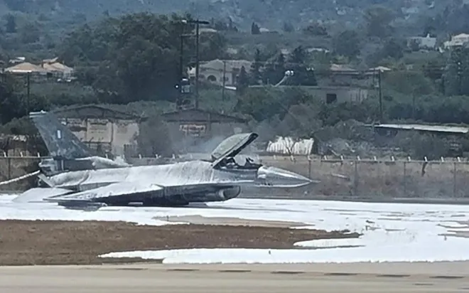 동체 착륙한 그리스 공군 f-16 전투기 모습. 영상 캡처