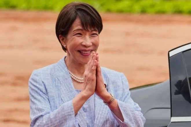 다카이치 사나에 일본 총리가 2026년 7월 2일 인도 뉴델리 대통령 궁 라슈트라파티 바반에서 열린 정상회의에 참석하기 전 나렌드라 모디 인도 총리에게 인도식으로 인사하고 있다. AP 연합뉴스