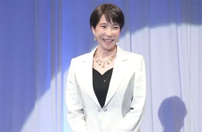 다카이치 사나에 일본 총리가 지난 4일 도쿄에서 열린 ‘제37회 일본 주얼리 베스트 드레서상’ 시상식에서 주얼리를 착용한 모습. 다카이치 총리 엑스 계정 캡처