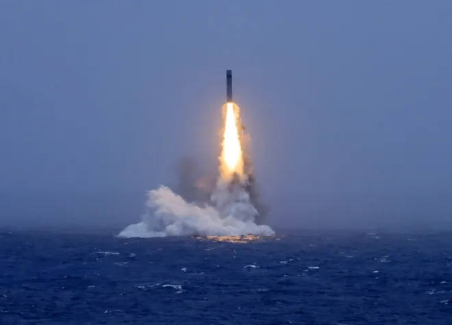 지난 6일 중국 전략 핵잠수함에서 잠수함발사탄도미사일(SLBM)이 발사되고 있다. 신화 연합뉴스