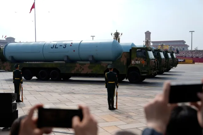 지난해 중국 열병식에서 공개된 JL-3 잠수함발사 탄도미사일. AP 연합뉴스
