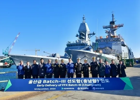2024년 12월 18일 울산에서 해군에 인계된 충남함 앞에서 방위사업청, 해군, HD현대중공업 관계자들이 기념 촬영을 하고 있다. 방위사업청 제공
