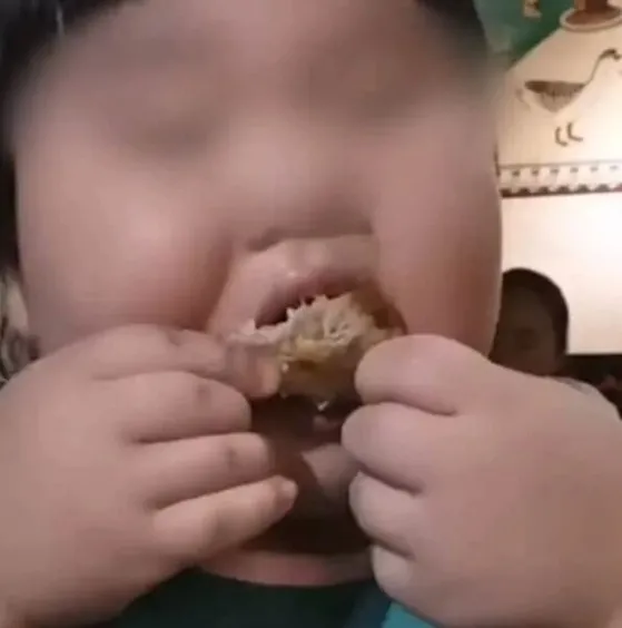 ‘먹방 스타’를 만들겠다며 3살 아이의 몸무게를 살찌우는 자극적인 내용의 영상물. 시나재경 캡처