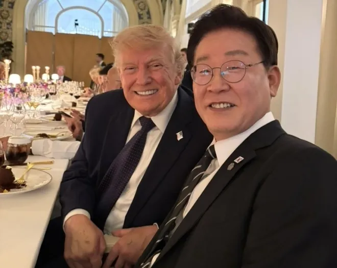 이재명 대통령과 도널드 트럼프 미국 대통령이 지난 6월 16일(현지시간) 프랑스 에비앙레뱅에서 열린 주요 7개국(G7) 정상회의 공식 만찬에서 기념사진을 촬영하고 있다. 두 정상은 한반도 평화와 한미관계, 조선 협력 방안 등을 논의했다. 이재명 대통령 엑스(X) 캡처