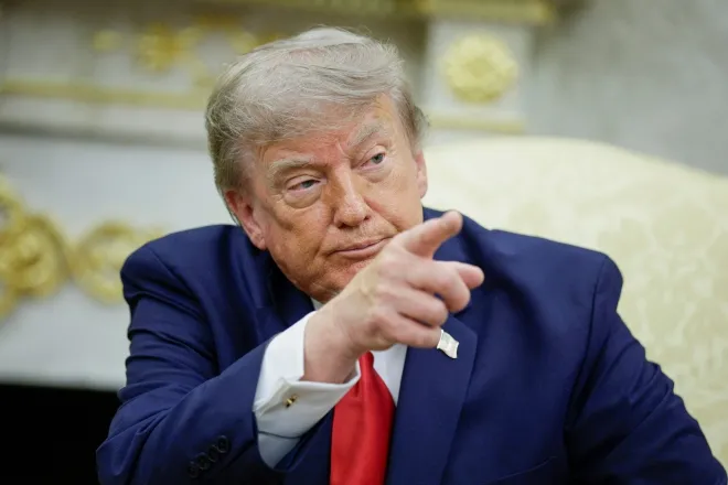 도널드 트럼프 미국 대통령이 14일(현지시간) 백악관에서 알리 알자이디 이라크 총리와 양자 회담을 갖던 중 손가락으로 가리키고 있다. 로이터 연합뉴스