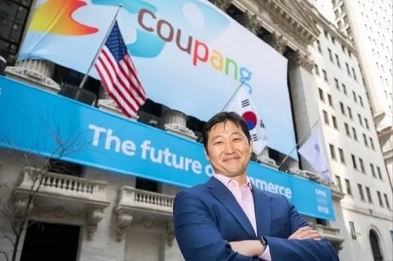 김범석 쿠팡Inc 이사회 의장이 2021년 3월 미국 뉴욕증권거래소 앞에서 상장을 앞두고 포즈를 취하고 있는 모습. 연합뉴스