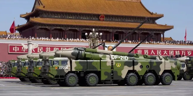 중국 인민해방군의 DF-21D 대함탄도미사일 탑재 차량들이 2015년 9월 3일 베이징 톈안먼광장에서 열린 제2차 세계대전 종전 70주년 열병식에 참가하고 있다. DF-21D는 미 항공모함을 겨냥한 중국의 대표적인 ‘항모 킬러’ 무기로 꼽힌다. 로이터 연합뉴스