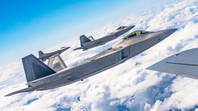 미 공군 제90전투비행대 소속 F-22 랩터 전투기 3대가 공중급유기와 함께 비행하고 있다. 미 공군은 F-22를 모두 185대 보유하지만, 이 가운데 전투 임무에 배정된 기체는 143대다. 미 공군 제공