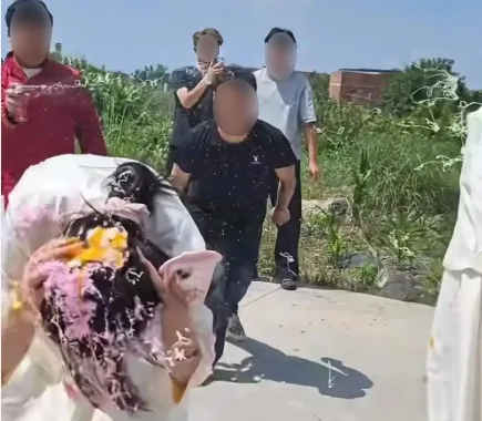 중국의 결혼식 악습인 ‘훈나오’로 평생 장애를 입은 신부 들러리에게 법원이 배상 판결을 내렸다. 사진은 신부 들러리에게 계란을 던지는 신랑 친구들의 모습. 샤오상천바오 캡처