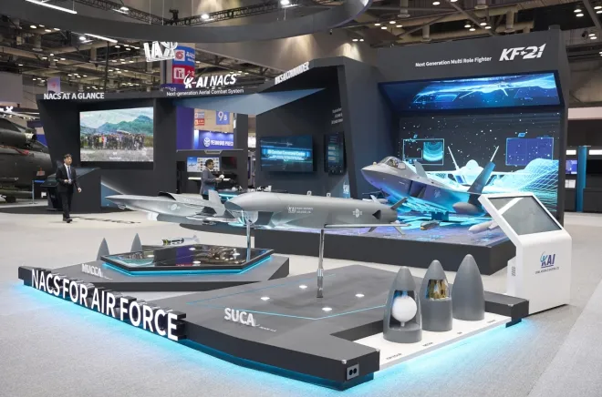 한국항공우주산업(KAI)이 ‘ADEX 2025’ 전시장에 마련한 부스에서 KF-21 전투기와 무인기(MUCCA·SUCA)를 유기적으로 결합한 차세대 공중전투체계(NACS) 구상을 선보이고 있다. KAI는 KF-21을 중심으로 국산 무장과 유·무인 복합체계를 연계해 향후 패키지형 수출 경쟁력을 높인다는 구상이다. KAI 제공