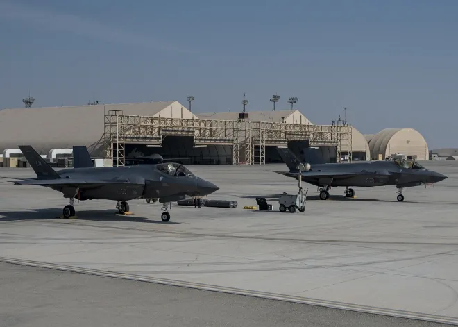 2025년 11월 17일 아랍에미리트(UAE) 알아프라 공군기지에 주기된 미 공군 F-35A 라이트닝Ⅱ 전투기 2대. 이들 전투기는 두바이 에어쇼 시범비행을 위해 배치됐다. 미 공군 니컬러스 루피퍼 하사·위키미디어 커먼스 제공