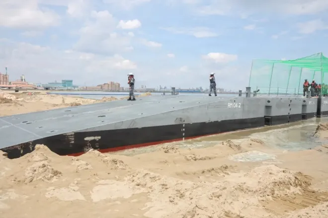 지난 9일 경북 포항 도구해안에서 열린 ‘2026 연합 합동 해안양륙군수지원훈련’에서 한국군 장병들이 개량형 해군 부선체계(INLS)를 해안에 접안시키고 있다. 플랫폼 오른쪽에는 대드론 방어용으로 추정되는 대형 그물망이 설치돼 있다. 미 해병대 제공·매슈 보루소 일병 촬영