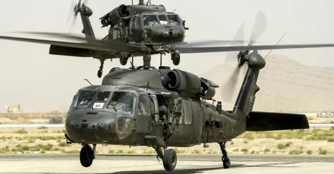 2010년 아프가니스탄 칸다하르 비행장에서 미군의 UH-60 블랙호크 다목적 헬기 2대가 비행하고 있다. 블랙호크는 병력 수송과 군수 지원을 비롯해 의무후송, 지휘통제, 수색구조, 무장 호위 등의 임무를 수행한다. 미 국방부 제공