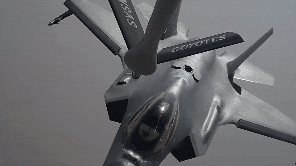 미 공군 F-35A 스텔스 전투기들이 2026년 7월 16일 중동 상공에서 초계비행을 하며 KC-135 스트래토탱커로부터 공중급유를 받고 있다. 미군은 이란의 해상 공격 능력을 약화하기 위한 공습을 이어가고 있다. 미 중부사령부 제공·영상 캡처