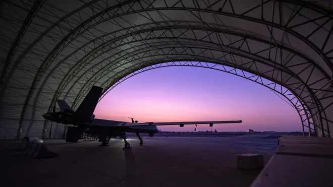 미 공군 MQ-9 리퍼 무인기가 2019년 7월 23일 쿠웨이트 알리 알살렘 공군기지에서 정보·감시·정찰 임무를 앞두고 엔진 시험을 기다리고 있다. MQ-9는 전개 기지에서 정비·이착륙을 수행하지만 실제 임무는 미국 내 기지에서 원격 운용한다. 미 공군 제공