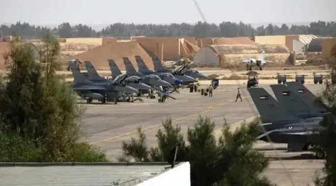 요르단 아즈라크의 무와파크 살티 공군기지에 미국과 요르단 공군의 F-16 전투기들이 배치돼 있다. 미 공군 제공