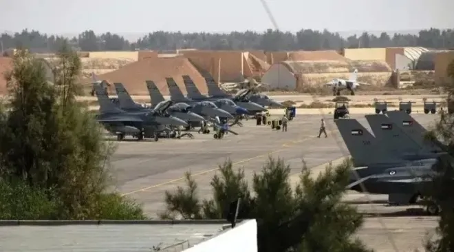요르단 아즈라크의 무와파크 살티 공군기지에 미국과 요르단 공군의 F-16 전투기들이 배치돼 있다. 미 공군 제공