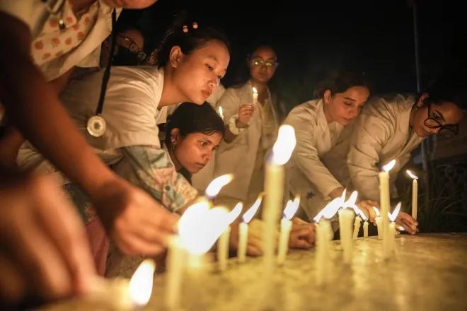 인도 수의대 학생들이 2024년 8월 17일 구와하티에서 여성 의료진 성폭행·살해 사건을 규탄하는 촛불시위를 벌이고 있다. 사진은 기사 속 파트나고등법원 판결 사건과 직접 관련 없음. AP 연합뉴스