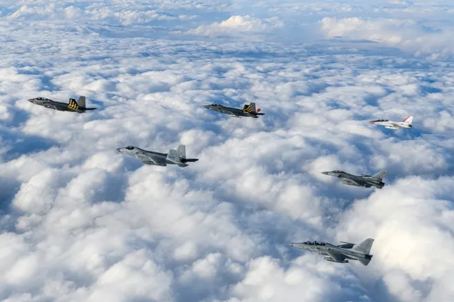KF-21 보라매와 FA-50, F-16 계열 전투기들이 편대비행을 펼치고 있다. 필리핀은 차기 다목적 전투기 도입을 위해 한국을 포함한 5개국의 제안을 비교하고 있다. KAI 제공