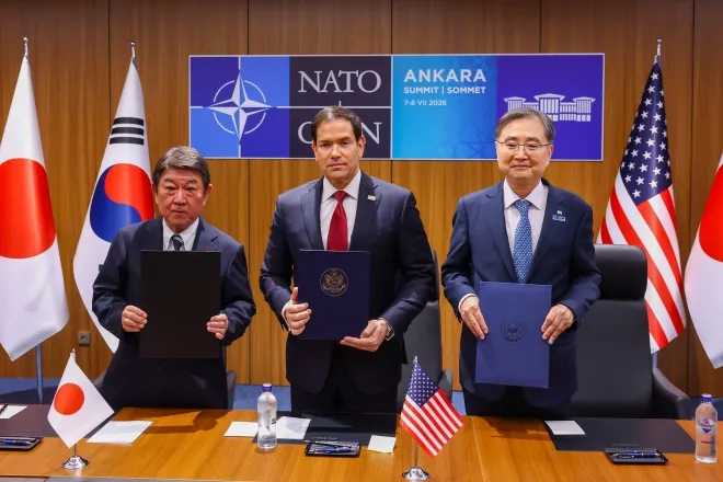 조현 외교부 장관(오른쪽)이 2026년 7월 8일(현지시간) 튀르키예 앙카라에서 열린 한미일 외교장관회의 뒤 마코 루비오 미국 국무장관(가운데), 모테기 도시미쓰 일본 외무상과 협력각서에 서명한 뒤 기념촬영을 하고 있다. 세 장관은 한반도와 역내 안보, 경제안보 협력 강화 방안을 논의했다. AP 뉴시스