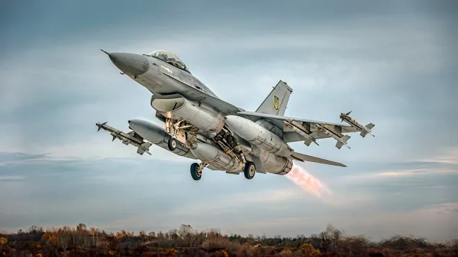 우크라이나 공군의 F-16 전투기가 공대공미사일을 장착한 채 이륙하고 있다. 우크라이나군은 F-16이 러시아의 Su-35 전투기를 격추한 첫 공대공 전과를 올렸다고 밝혔다. 우크라이나 공군 제공