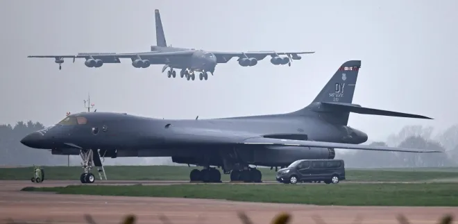 미 공군 전략폭격기 B-52 스트래토포트리스가  3월 9일 영국 글로스터셔의 페어퍼드 공군기지에 착륙을 시도하고 있다. 아래에는 미 공군 B-1B 랜서가 활주로에 대기 중이다. AFP 연합뉴스