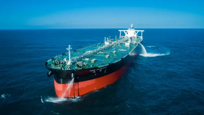 홍콩 선적 초대형 원유운반선(VLCC) ‘뉴 챔피언’이 해상을 항해하고 있다. 이 선박은 중국 바이어가 사우디아라비아 얀부항에서 원유를 싣기 위해 용선했으나, 바브엘만데브 해협 진입을 앞두고 아덴만에서 항로를 돌렸다. 아셀러론 제공