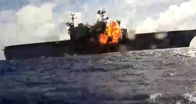 2026년 7월 17일 환태평양훈련(RIMPAC·림팩) 함정 격침훈련에서 미 해군 자폭 무인수상정이 퇴역 타라와급 강습상륙함 USS 펠렐리우(LHA-5)를 타격하는 모습. 미 해군 영상 캡처