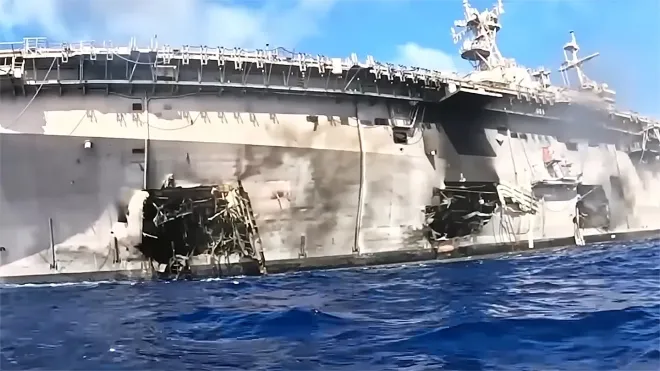 2026년 7월 17일 환태평양훈련(RIMPAC·림팩) 함정 격침훈련에서 공격을 받은 퇴역 타라와급 강습상륙함 USS 펠렐리우(LHA-5)의 선체 측면이 크게 파손돼 있다. 미 해군 영상 캡처