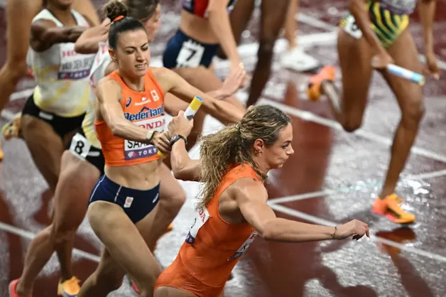 2025년 9월 21일 도쿄에서 열린 세계 육상 선수권 대회 여자 4x400m 계주 결승전에서 네덜란드의 에벨린 잘베르크가 같은 리케 클라버에게 바통을 넘겨주고 있다. 야후 스포츠 제공